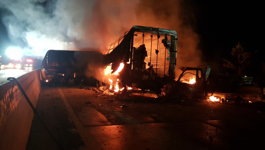 다중추돌 사고로 불타는 사고 차량      (서울=연합뉴스) 14일 오전 4시 30분께 경북 상주영천고속도로에서 블랙아이스로 인한 승용차와 화물차 간 다중추돌 사고로 사고 차량에 화재가 발생하고 있다. 2019.12.14 [독자 송영훈 씨 제공. 재판매 및 DB 금지]      yatoya@yna.co.kr  (끝)